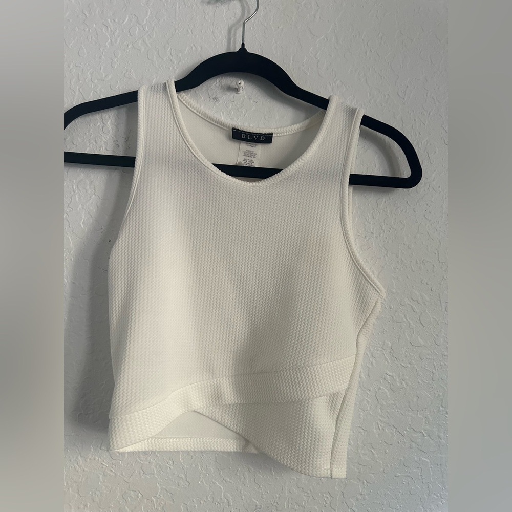 BLVD Women's White Textured Crop Top